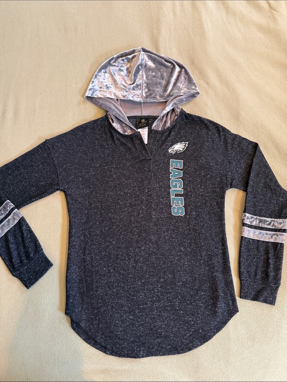 Philadelphia Eagles Women’s' Gray Hooded Long Sleeve Pullover Top